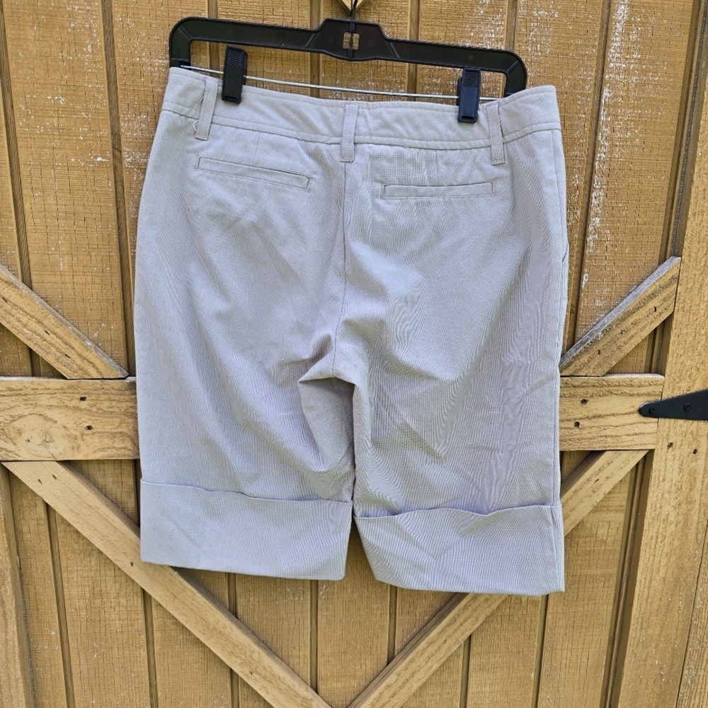 Gap Stretch Light Gray Cuffed Shorts Size 6 - Picture 3 of 3